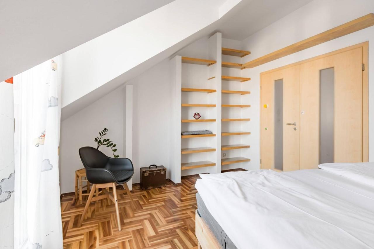 בודפשט Relax Into Loft Living At A Light-Filled City Escape מראה חיצוני תמונה