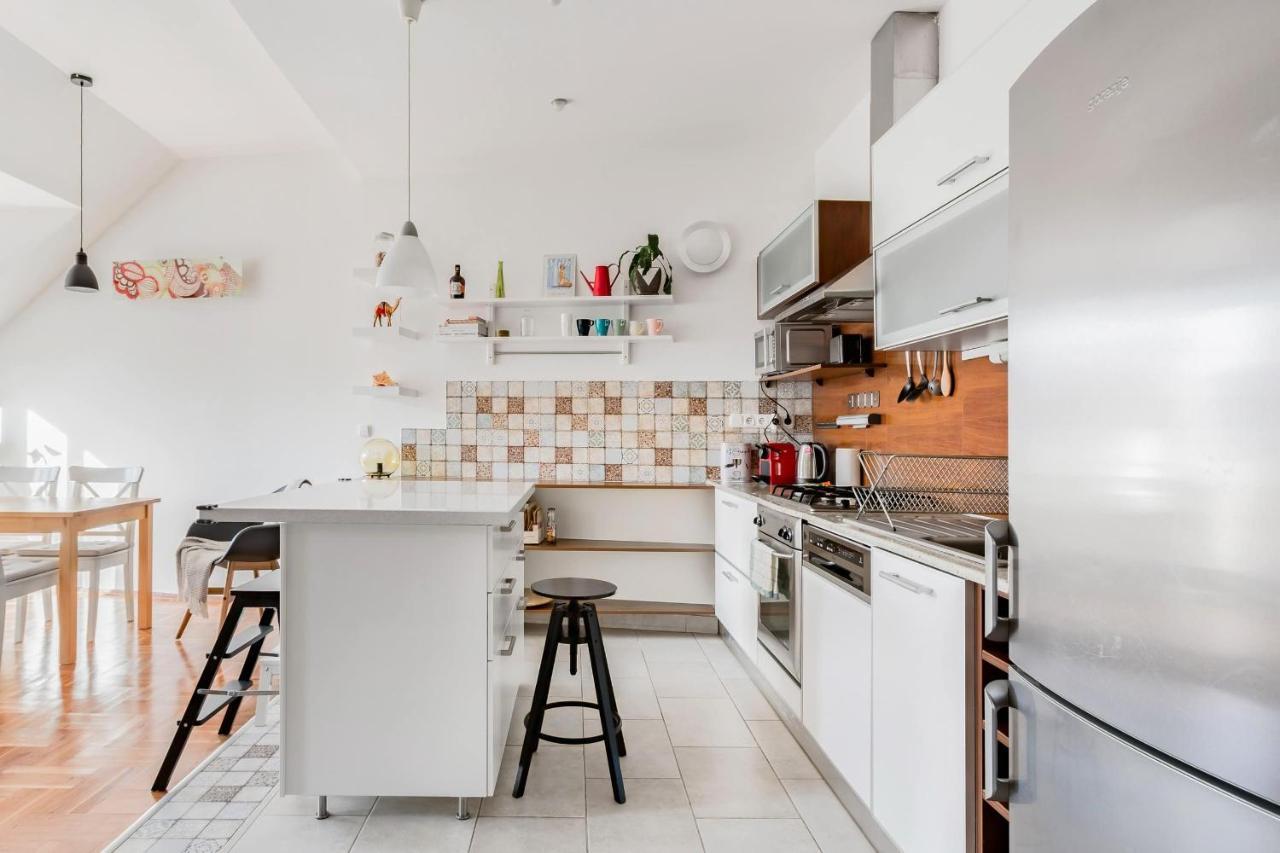 בודפשט Relax Into Loft Living At A Light-Filled City Escape מראה חיצוני תמונה