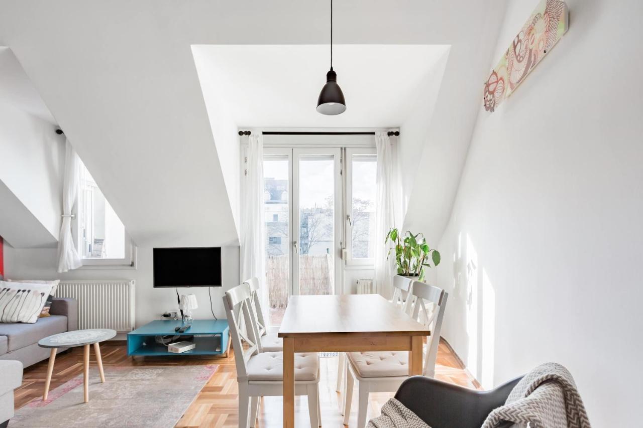 בודפשט Relax Into Loft Living At A Light-Filled City Escape מראה חיצוני תמונה