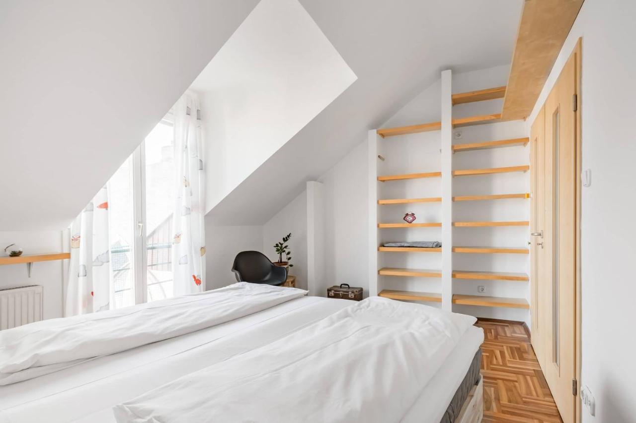 בודפשט Relax Into Loft Living At A Light-Filled City Escape מראה חיצוני תמונה