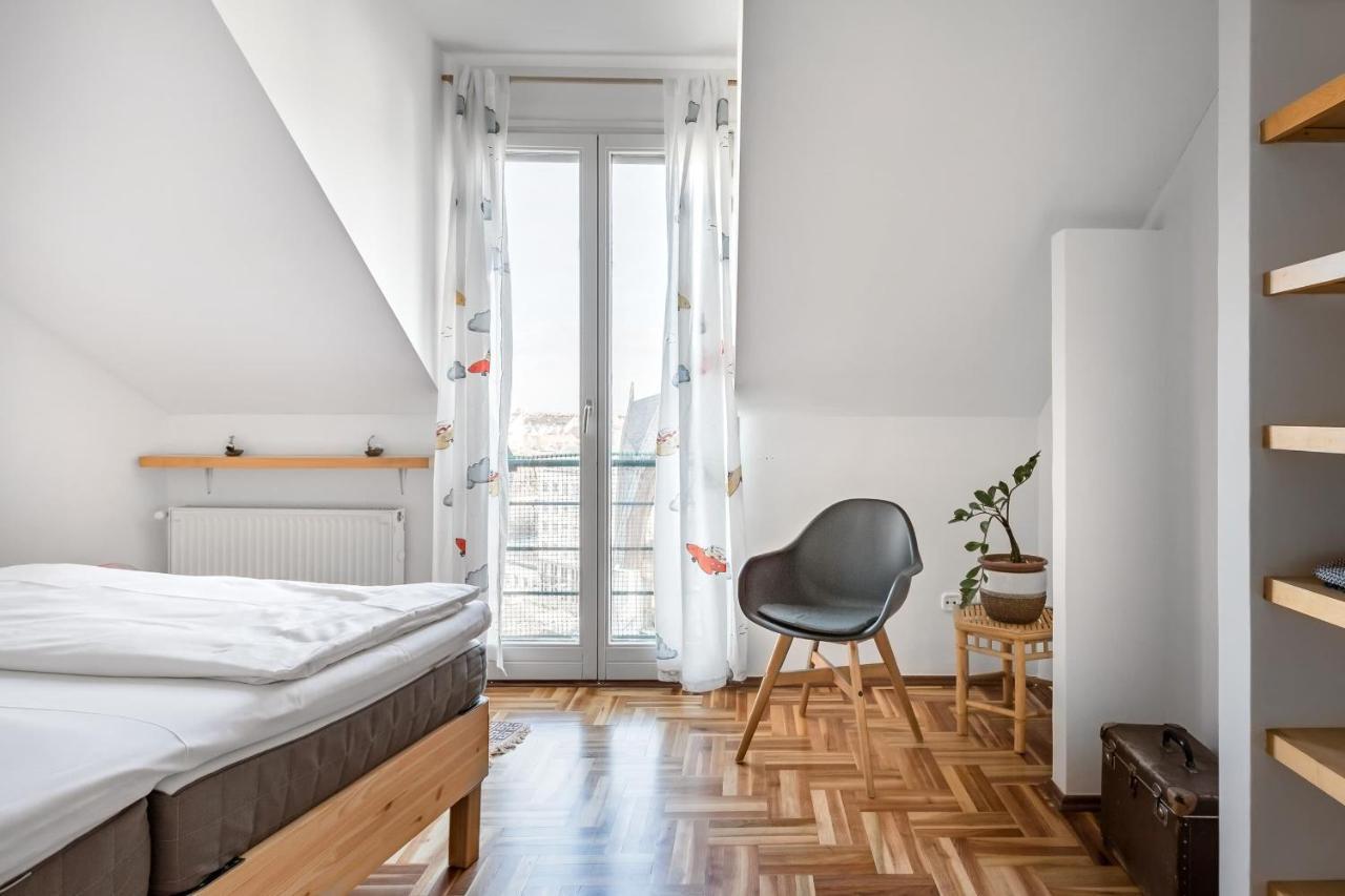 בודפשט Relax Into Loft Living At A Light-Filled City Escape מראה חיצוני תמונה