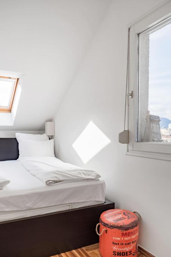 בודפשט Relax Into Loft Living At A Light-Filled City Escape מראה חיצוני תמונה
